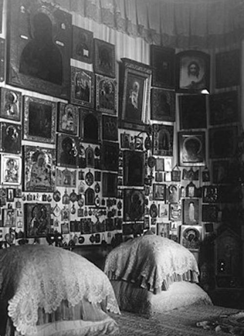 Александровский дворец открылся в качестве музея уже в июне 1918 года, когда его хозяева находились в ипатьевском доме.