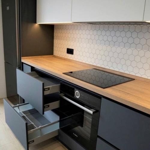 Красивое сочетание дерева, светлых и темных тонов в интерьере кухни без ручек. 01