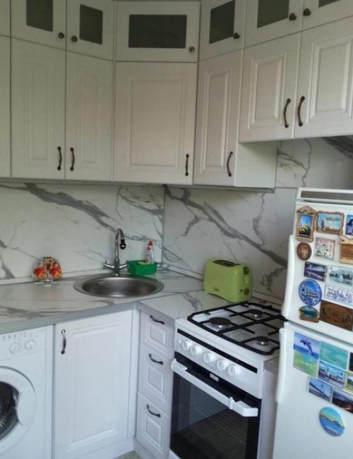 Небольшая кухня. В светлых оттенках. 02