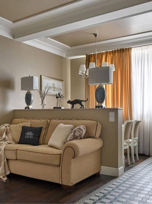 Бежевый интерьер с классическими элементами и росписью на стене. 05