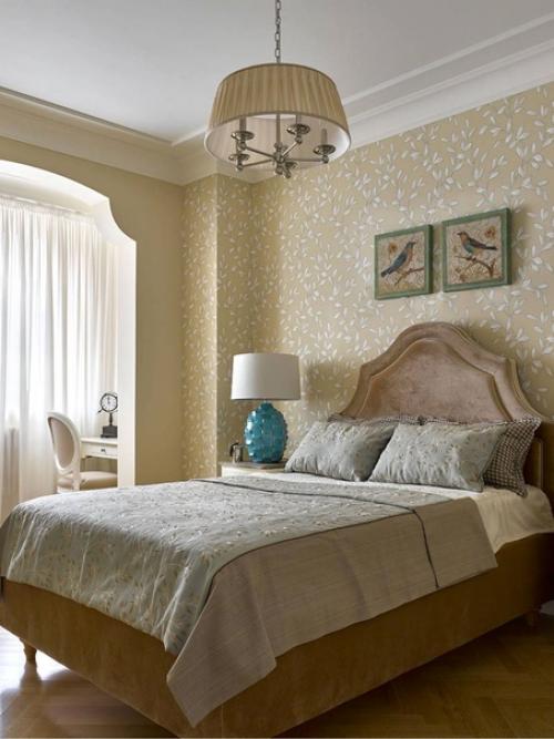 Бежевый интерьер с классическими элементами и росписью на стене. 08