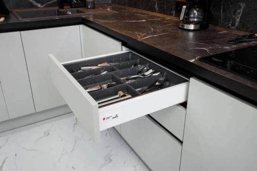 Для кухни - гостиной угловая кухня в ахроматических цветах - современное и функциональное решение. 04