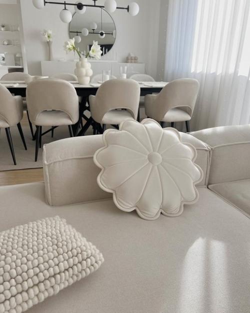 Молочный интерьер гостиной - это мягкий, уютный и стильный дизайн, который создает атмосферу комфорта и спокойствия. 03