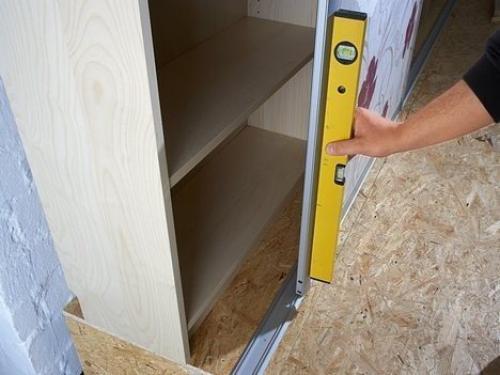 Три в одном: платяной шкаф, книжный шкаф и диван - кровать. 03