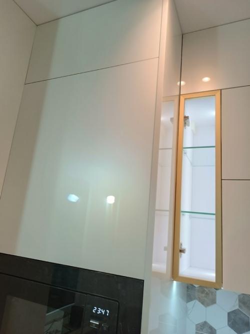 Фасады из акрила придают кухне элегантность и сияние, а узкие рамки золотого цвета добавляют роскоши и стиля. 03