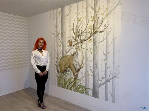 Олень с большими ветвистыми рогами, добрый, сказочный житель зачарованного леса выполнено все в светлых тонах, так же как и весь интерьер комнаты. 02