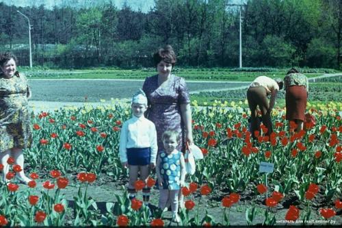 Эта семья много лет хранила старые фото, чтобы сейчас показать вам Минск 1980-х в цвете. 04