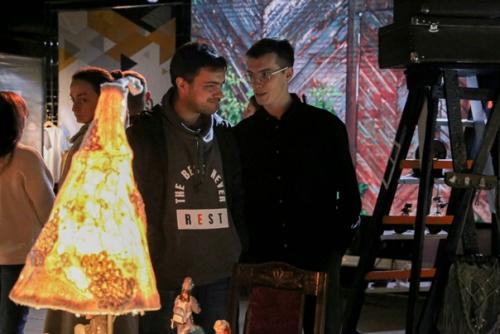 В творческом пространстве Деаятка начала свою работу уникальная выставка авторских работ квартира номер 9. 02