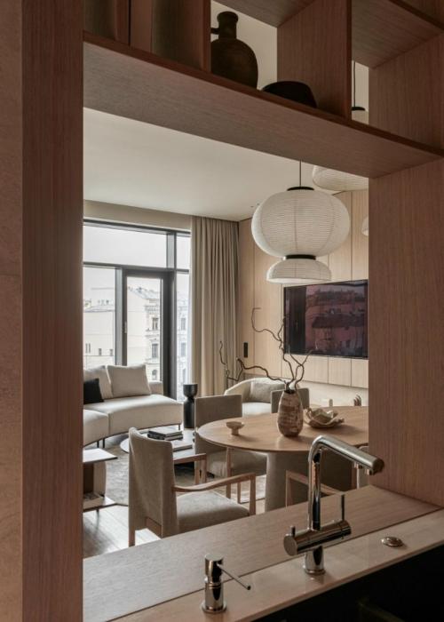 Современные апартаменты рядом с кремлём - пример того, как минимализм может быть уютным и функциональным. 01