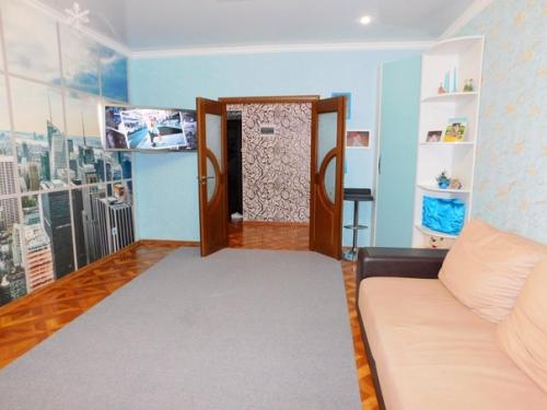 Трехкомнатная квартира с яркими акцентами в интерьере.