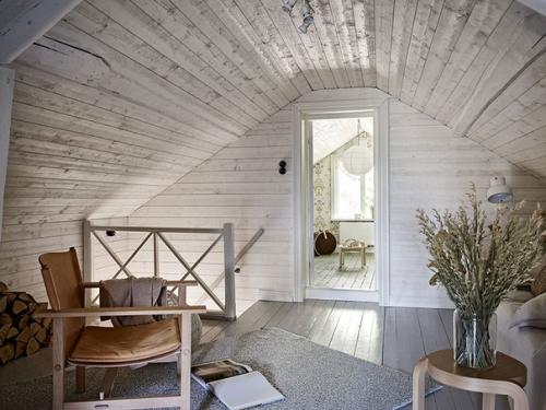 Альбом номер 3. возраст ей к лицу: очаровательная старинная дача со спальней на чердаке в Швеции. 
