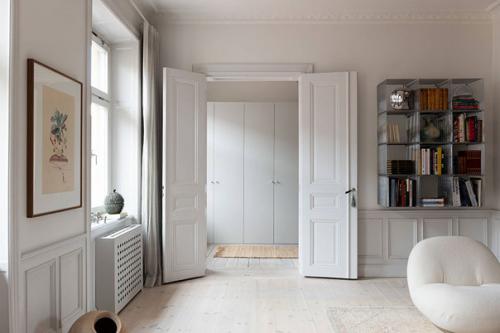 Мягкий, элегантный интерьер светлой квартиры в старом доме в Стокгольме. 07