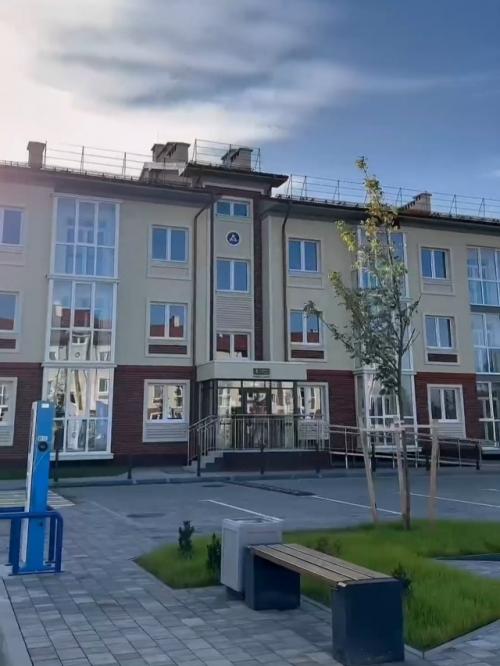 Это снимки не с доски объявлений о сдаче недвижимости, это скрины из официального ролика про жильё для сотрудников гигафабрики. 03