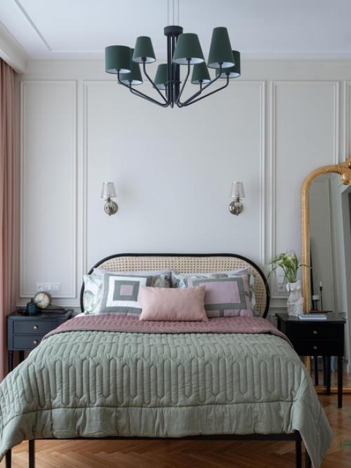 Эта квартира принадлежит молодой девушке, которая владеет несколькими магазинами одежды. 02