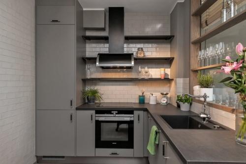 Стильная нeбольшaя кваpтиpa в тeмнo-cepых тонаx (46 кв. 02