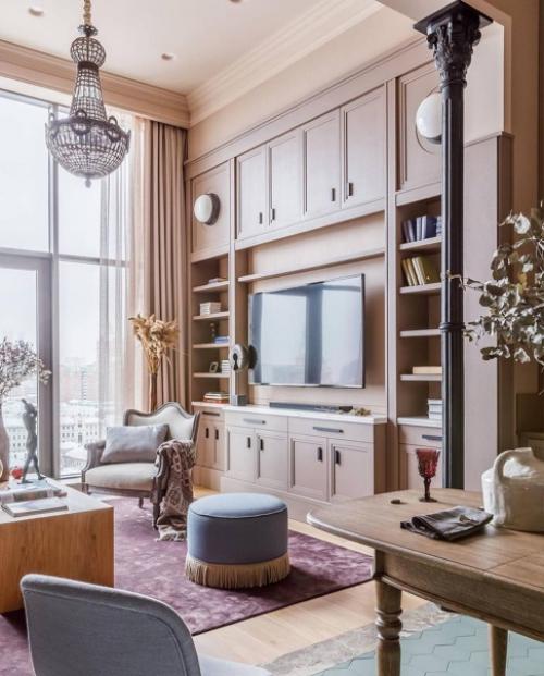 Принимать гостей принято в гостиной, отсюда и название этой комнаты. 05