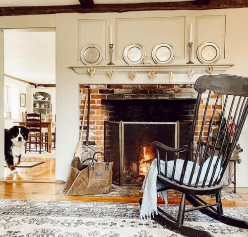 Уютный интерьер в небольшом доме семьи коллекционеров. 01