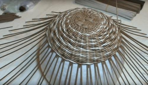 Красивая хлебница из газетных трубочек ручной работы. 05