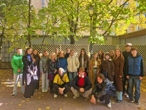 /Музейный день/.  В рамках музейного дня 10 Б класс вместе с классным руководителем, розовой Викторией Сергеевной, посетил музей Анны Ахматовой.