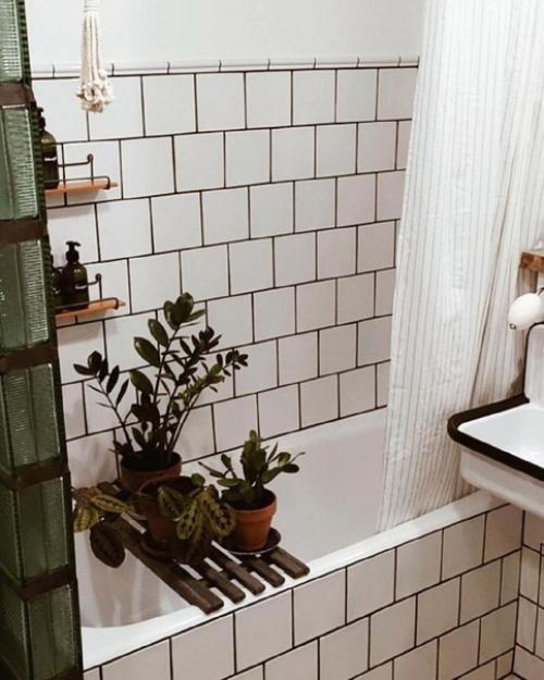 Недорогой, но хорошо продуманный интерьер ванной комнаты. 04