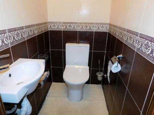 Трехкомнатная квартира с яркими акцентами в интерьере. 09