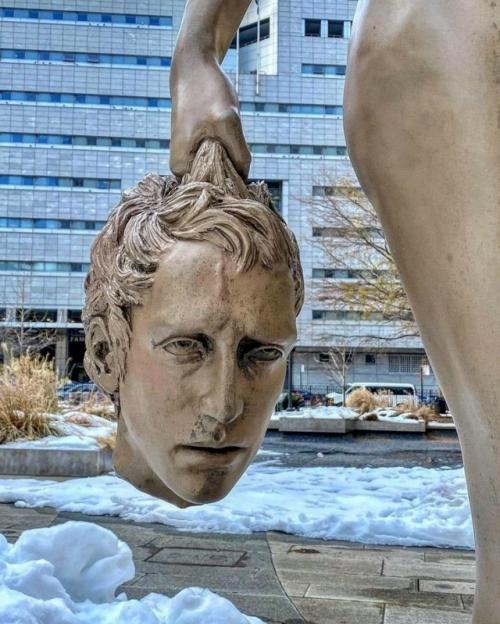 Противоречивая скульптура медузы горгоны, установленная напротив здания суда в Нью-йорке, вызвала бурные споры. 03