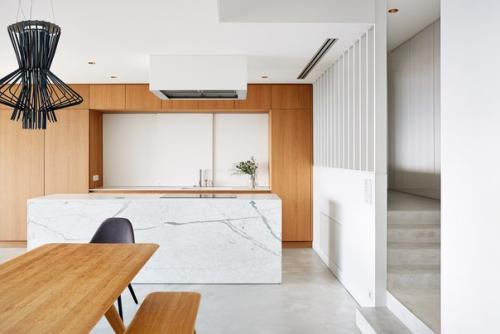 Минималистичное решение интерьера трёхэтажной квартиры в Праге. 01