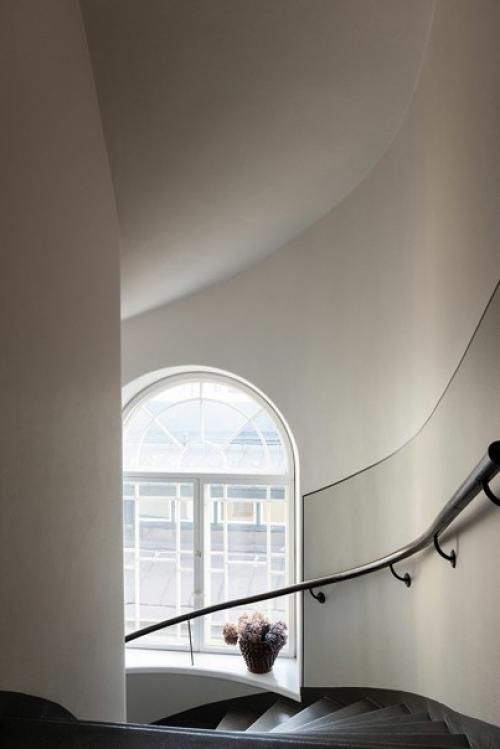 Мягкий, элегантный интерьер светлой квартиры в старом доме в Стокгольме. 08