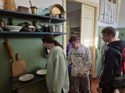 /Музейный день/.  В рамках музейного дня 10 Б класс вместе с классным руководителем, розовой Викторией Сергеевной, посетил музей Анны Ахматовой. 05