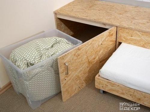 Три в одном: платяной шкаф, книжный шкаф и диван - кровать. 08