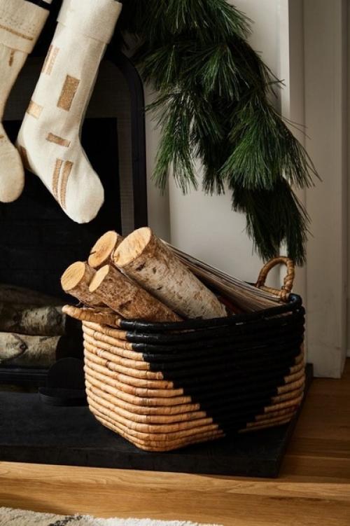 Красивые корзины с дровами и металлические дровницы можно использовать и как самостоятельный предмет декора, не имея при этом камина или печки. 04