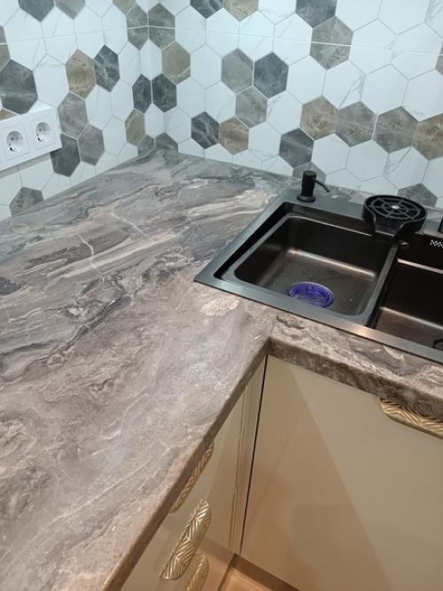 Фасады из акрила придают кухне элегантность и сияние, а узкие рамки золотого цвета добавляют роскоши и стиля. 06