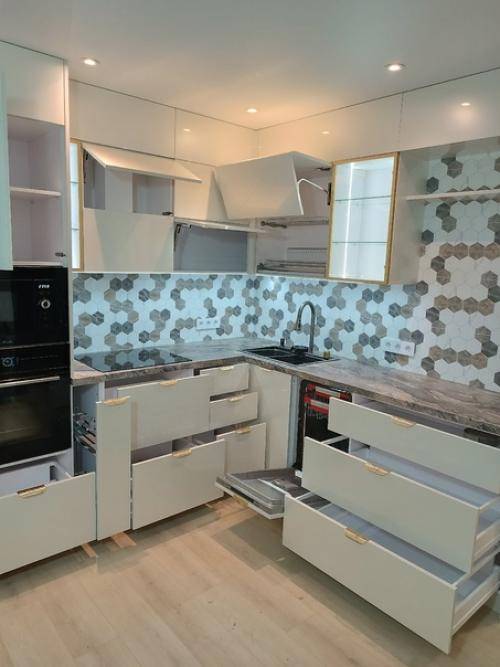 Фасады из акрила придают кухне элегантность и сияние, а узкие рамки золотого цвета добавляют роскоши и стиля. 08