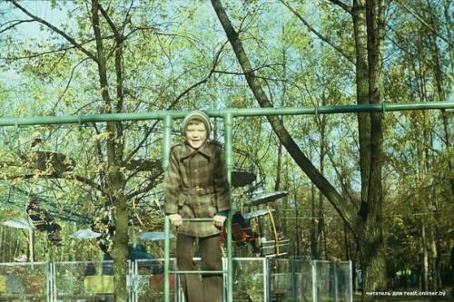 Эта семья много лет хранила старые фото, чтобы сейчас показать вам Минск 1980-х в цвете. 05