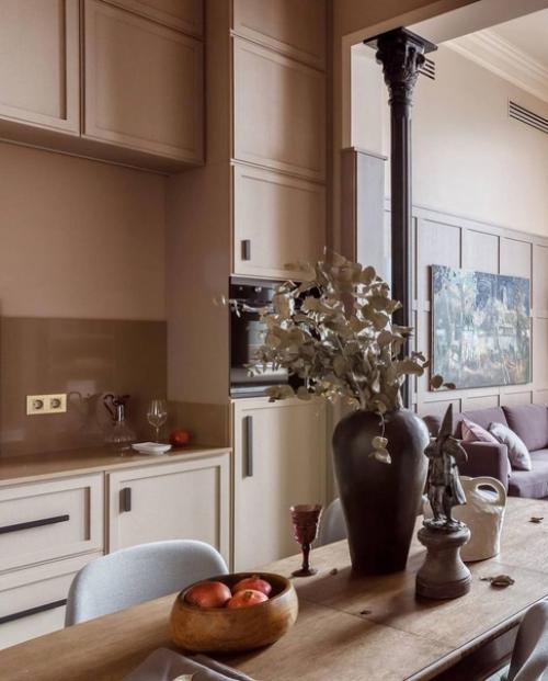 Принимать гостей принято в гостиной, отсюда и название этой комнаты. 07