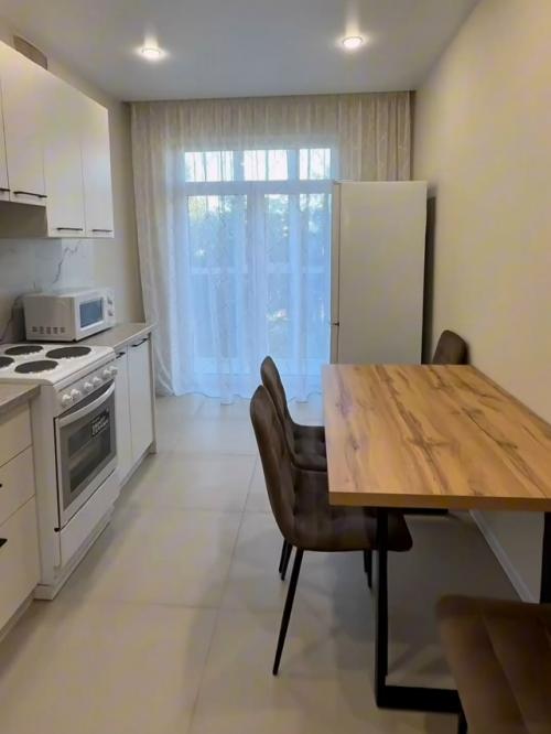 Это снимки не с доски объявлений о сдаче недвижимости, это скрины из официального ролика про жильё для сотрудников гигафабрики. 01