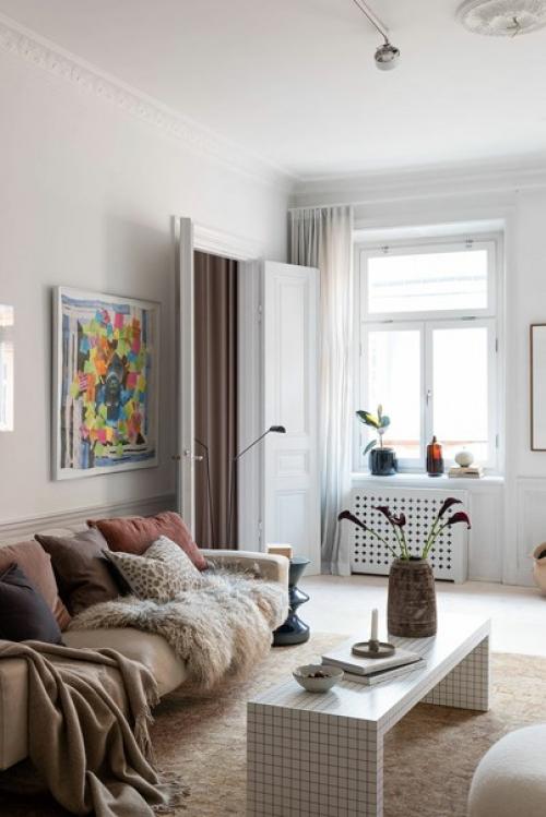 Мягкий, элегантный интерьер светлой квартиры в старом доме в Стокгольме. 01