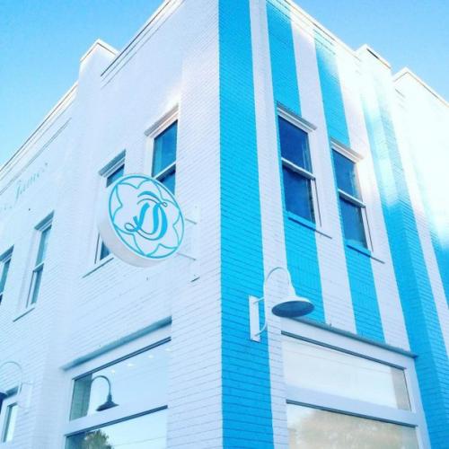 Риз уизерспун свой первый магазин открыла. 01