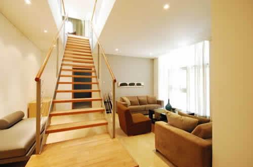 Лестница на второй этаж частного дома. 01 Лестница на второй этаж частного дома. 01