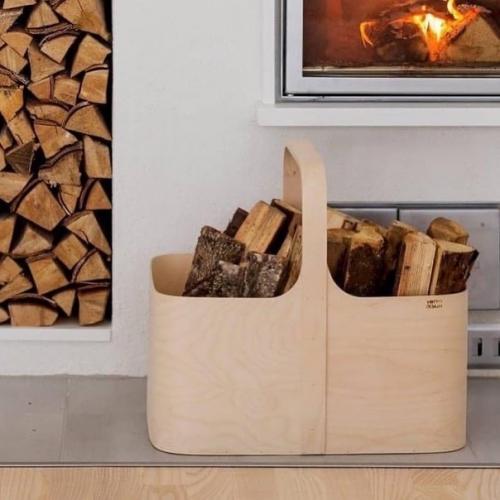Красивые корзины с дровами и металлические дровницы можно использовать и как самостоятельный предмет декора, не имея при этом камина или печки. 03