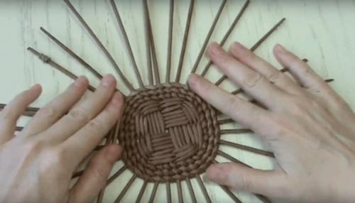 Красивая хлебница из газетных трубочек ручной работы. 03