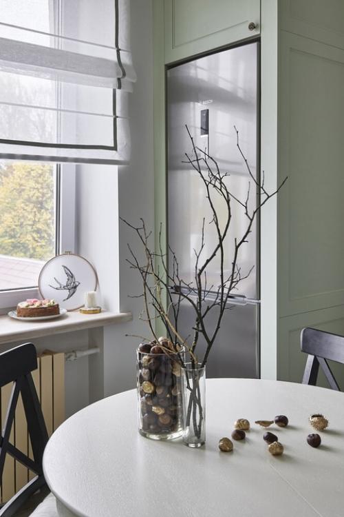 Нежный интерьер двухкомнатной квартиры для молодой девушки, которая любит винтаж и коллекционирует старинную мебель и предметы. 07