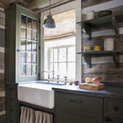 Деревянный дом среди лесной местности штата теннеси, выглядит так, будто он был здесь с незапамятных времен. 09