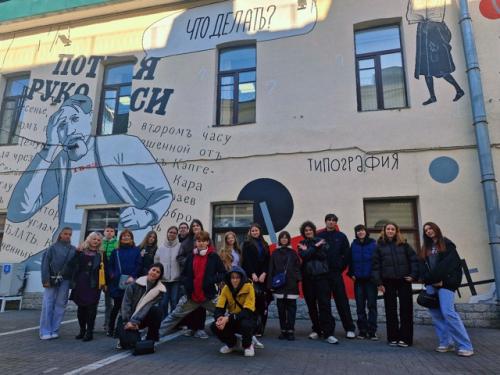 /Музейный день/.  В рамках музейного дня 10 Б класс вместе с классным руководителем, розовой Викторией Сергеевной, посетил музей Анны Ахматовой. 08