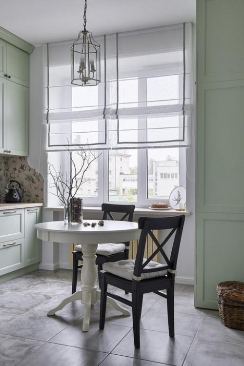 Нежный интерьер двухкомнатной квартиры для молодой девушки, которая любит винтаж и коллекционирует старинную мебель и предметы. 06