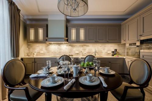 Фламандский интерьер.  Эту квартиру дизайнер для респектабельной супружеской пары оформляла. 08