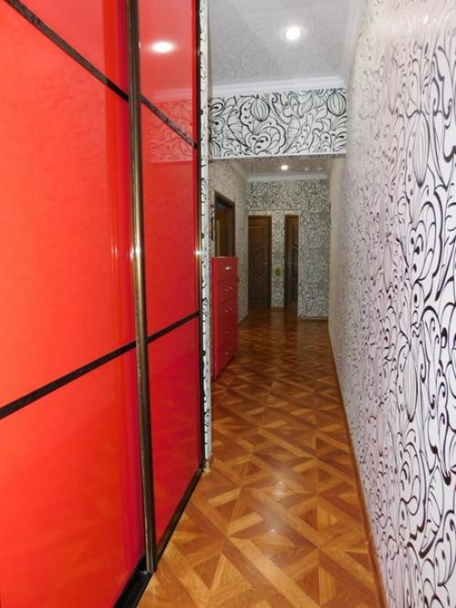 Трехкомнатная квартира с яркими акцентами в интерьере. 06