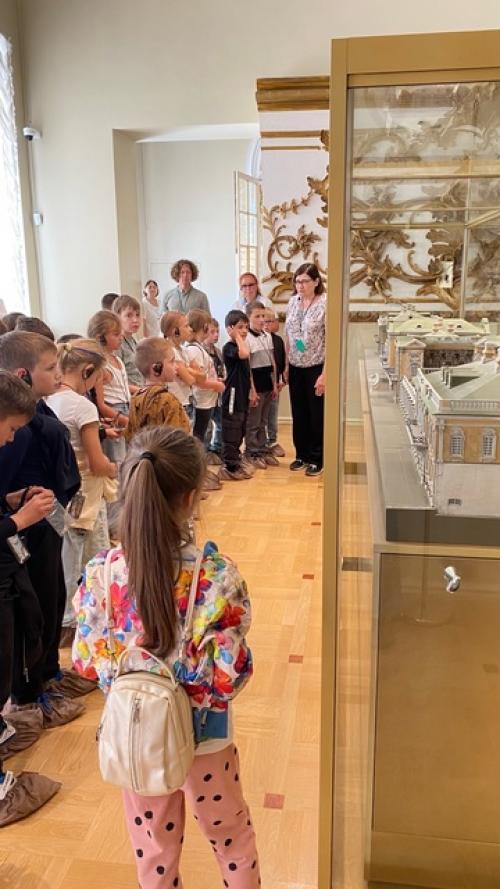 Ученики 3 б класса с классным руководителем Ульяновой и. в. в сопровождении родителей съездили на экскурсию в екатерининский дворец. 02