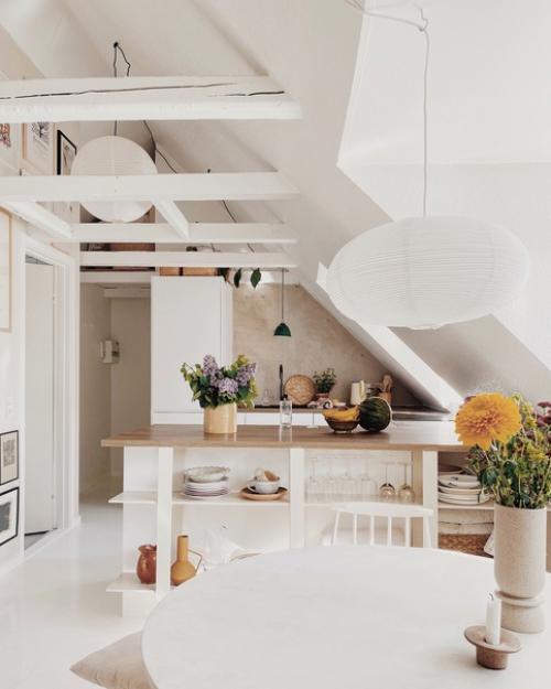 Маленькая двухкомнтаная квартира с большим шармом на верхнем этаже старого здания в Орхусе, Дания. 01