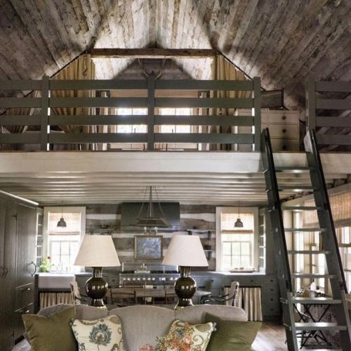 Деревянный дом среди лесной местности штата теннеси, выглядит так, будто он был здесь с незапамятных времен. 03